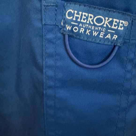 NWT V-Neck Scrubs for Workwear Revolution, Soft Stretch, Easy Care, Blue, Large - Picture 6 of 10